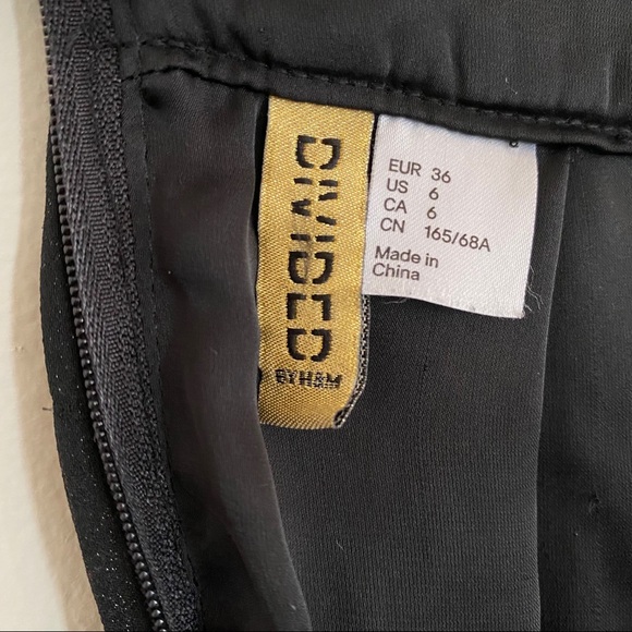 ❌ SOLD || H&M Pleated Shimmer Shorts - Picture 7 of 9